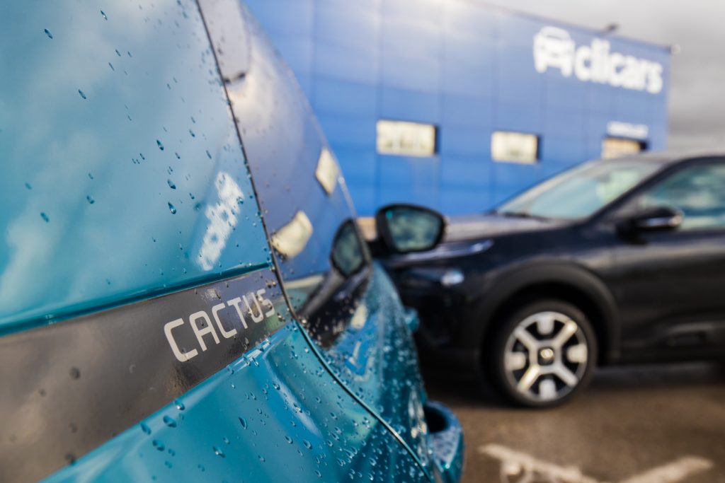 lavar el coche en autolavado