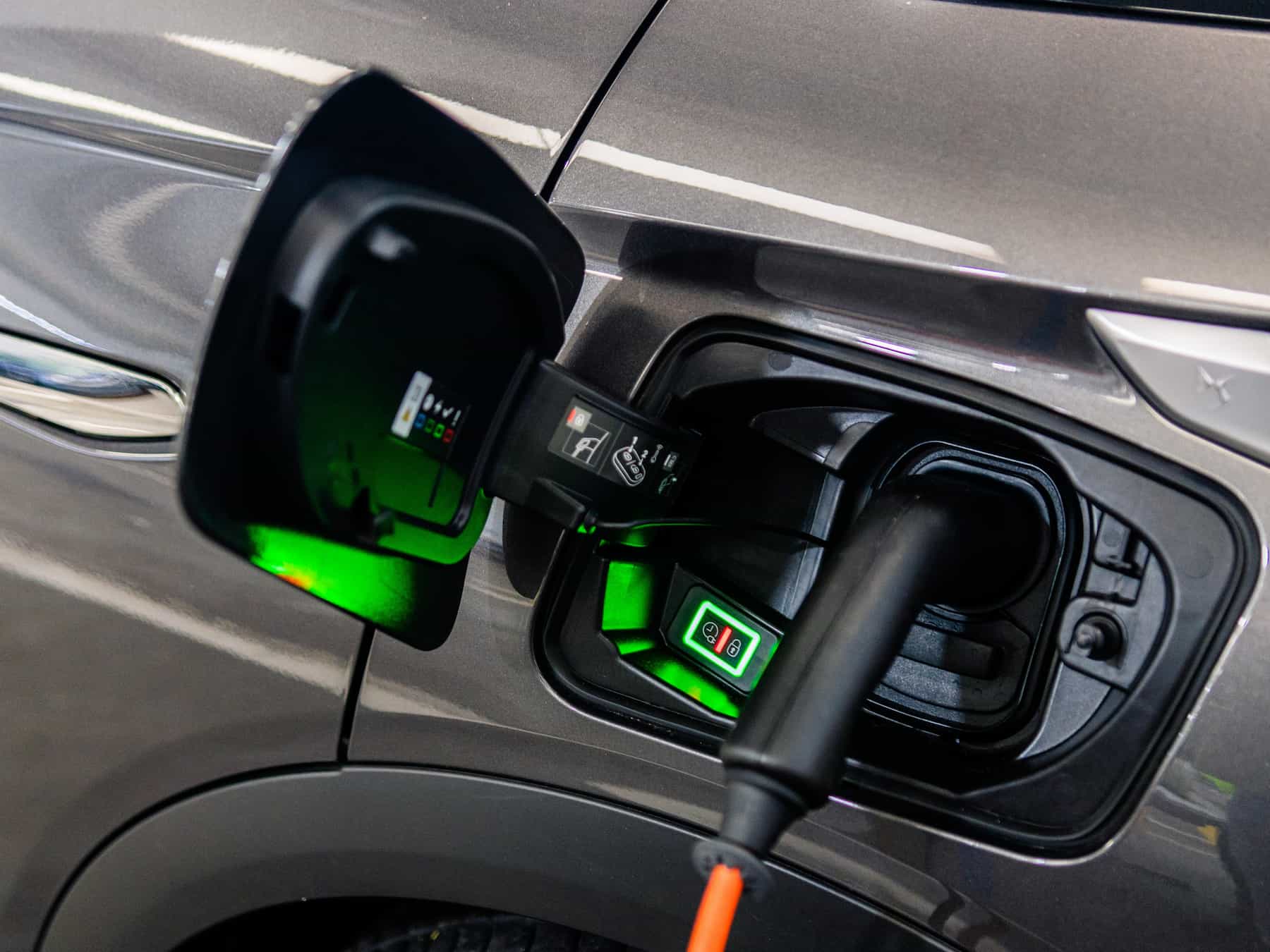 ¿Cuánto cuesta cargar un coche eléctrico en una gasolinera?