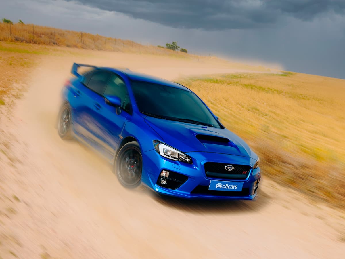 Circular por caminos con el coche en España: ¿Aventura o sanción?